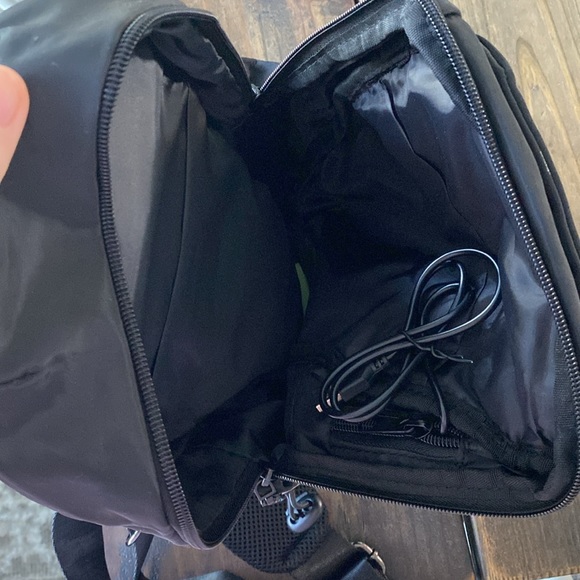 Black sling backpack - Picture 3 of 4